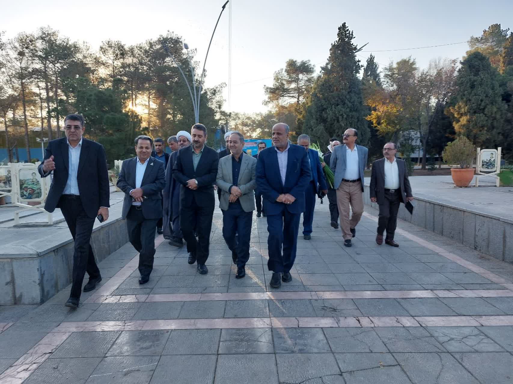  ادای احترام مدیرعامل سازمان مرکزی تعاون روستایی ایران به مقام شامخ شهدا در اصفهان_0