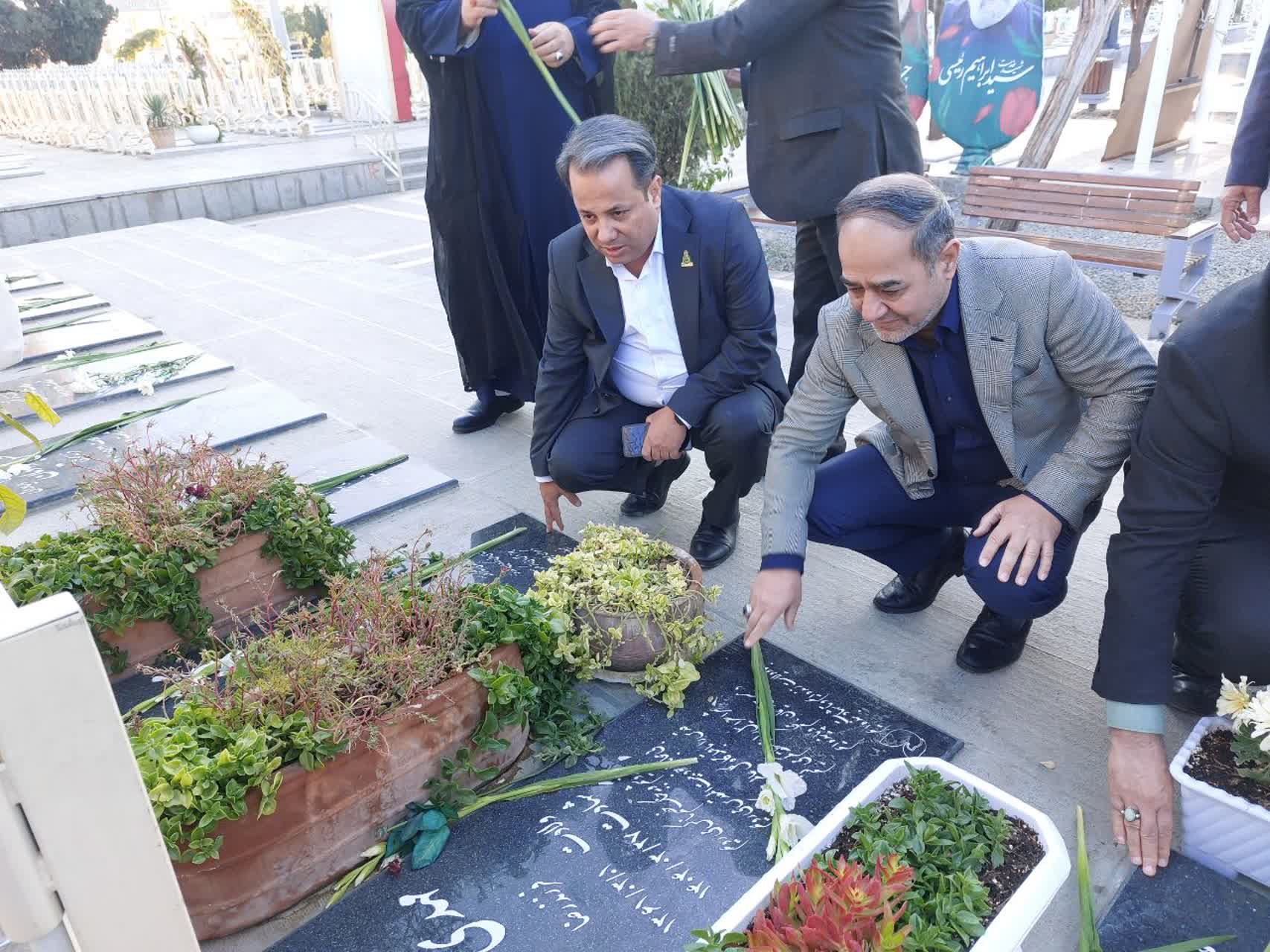  ادای احترام مدیرعامل سازمان مرکزی تعاون روستایی ایران به مقام شامخ شهدا در اصفهان_0